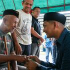 Wakil Wali Kota Banda Aceh Afdhal Khalilullah menyerahkan santunan zakat kepada warga fakir dan miskin di Gampong Jawa, Kecamatan Kutaraja, Minggu (20/9/2026). Foto: Dok. Prokopim Kota Banda Aceh