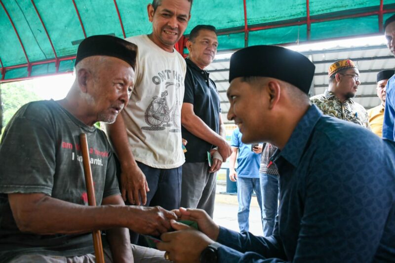 Wakil Wali Kota Banda Aceh Afdhal Khalilullah menyerahkan santunan zakat kepada warga fakir dan miskin di Gampong Jawa, Kecamatan Kutaraja, Minggu (20/9/2026). Foto: Dok. Prokopim Kota Banda Aceh