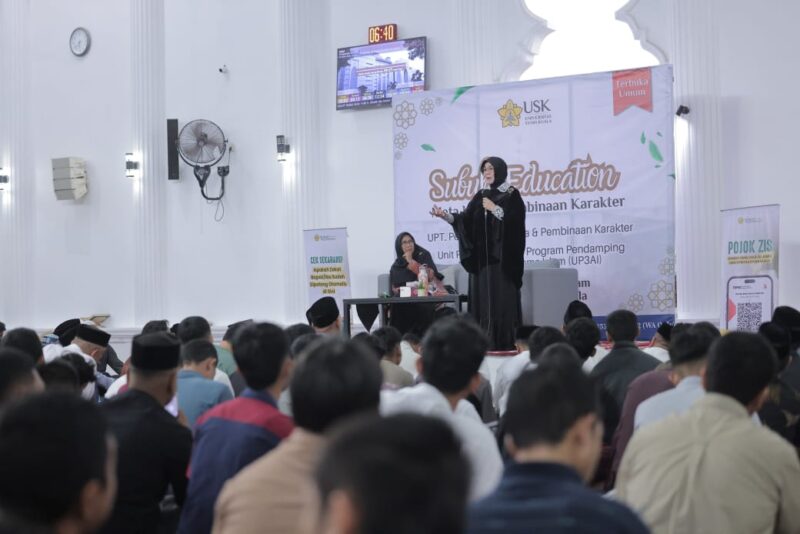 Wali Kota Banda Aceh Illiza Sa’aduddin Djamal menyampaikan arahan kepada mahasiswa USK dalam kegiatan Subuh Education Part II di Masjid Jamik Darussalam USK, Ahad (20/9/2026). Foto: Dok. Prokopim Kota Banda Aceh