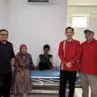 Bupati Aceh Barat Tarmizi mendampingi Akbar Bandulana saat mengantarkan remaja asal Kecamatan Samatiga tersebut untuk menjalani perawatan di RSJ Banda Aceh, Sabtu (19/9/2026). Foto: Dok. Pemkab Aceh Barat