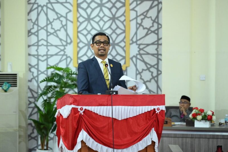 Juru Bicara Fraksi Golkar-PKB-PPP DPRK Banda Aceh Aulia Rahman menyampaikan pandangan fraksi dalam rapat paripurna DPRK Banda Aceh, Senin (21/9/2026) malam. Foto: Dok. DPRK Kota Banda Aceh