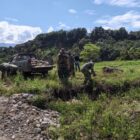 Babinsa Kodim 0108/Aceh Tenggara bersama warga bergotong royong memindahkan material ke lokasi pembangunan Jembatan Gantung Perintis Desa Peranginan, Kecamatan Badar, Senin (21/9/2026). Foto: Dok. Istimewa