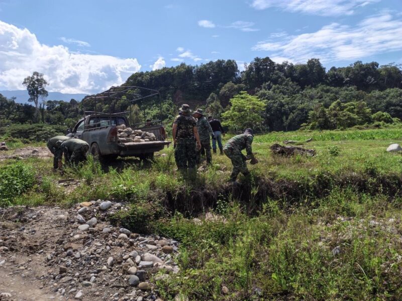 Babinsa Kodim 0108/Aceh Tenggara bersama warga bergotong royong memindahkan material ke lokasi pembangunan Jembatan Gantung Perintis Desa Peranginan, Kecamatan Badar, Senin (21/9/2026). Foto: Dok. Istimewa 