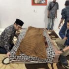 Suasana saat jenazah tokoh pers nasional dan pendiri Harian Serambi Indonesia, H. Sjamsul Kahar, dipulangkan dari RSUDZA ke kediaman keluarga di Gampong Gue Gajah, Aceh Besar, Kamis (24/9/2026). Foto: Dok. Istimewa