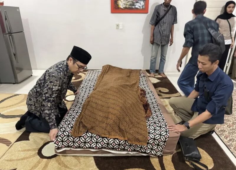Suasana saat jenazah tokoh pers nasional dan pendiri Harian Serambi Indonesia, H. Sjamsul Kahar, dipulangkan dari RSUDZA ke kediaman keluarga di Gampong Gue Gajah, Aceh Besar, Kamis (24/9/2026). Foto: Dok. Istimewa 