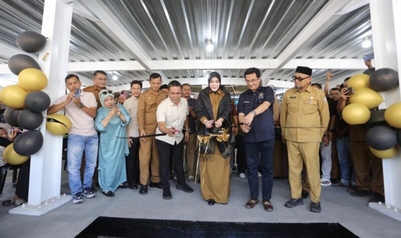 Wali Kota Banda Aceh Illiza Sa’aduddin Djamal bersama Bupati Aceh Besar Muharram Idris, Ketua DPRK Banda Aceh Irwansyah, ST, dan Wakil Ketua DPRK Daniel Abdul Wahab saat meresmikan REX Kopi Peunayong, Selasa (22/9/2026). Foto: Dok. Humas DPRK Banda Aceh