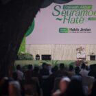 Habib Jindan bin Novel bin Salim bin Jindan menyampaikan tausiah dalam kegiatan Dakwah Akbar Seuramoe Hate yang digelar Pemko Banda Aceh di Taman Bustanussalatin, Selasa (23/9/2026) malam. Foto: Dok. Prokopim Kota Banda Aceh