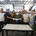 Wali Kota Banda Aceh Illiza Sa’aduddin Djamal bersama sejumlah pejabat dan tamu undangan foto bersama usai menandatangani prasasti peresmian Rex Premium Kopi Peunayong, Banda Aceh, Selasa (22/9/2026). Foto: Dok. Prokopim Kota Banda Aceh