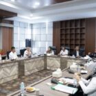 Ketua Komisi Informasi Aceh Junaidi bersama tim penilai melakukan visitasi dan presentasi Monitoring dan Evaluasi Keterbukaan Informasi Publik Tahun 2026 di Sekretariat DPRA, Banda Aceh, Rabu (23/9/2026). Foto: Dok. DPRA