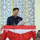 Juru Bicara Fraksi NasDem DPRK Banda Aceh Teuku Iqbal Djohan menyampaikan pandangan fraksi dalam rapat paripurna pembahasan Perubahan APBK Banda Aceh Tahun Anggaran 2026 di Gedung DPRK Banda Aceh, Senin (21/9/2026) malam. Foto: Dok. DPRK Banda Aceh