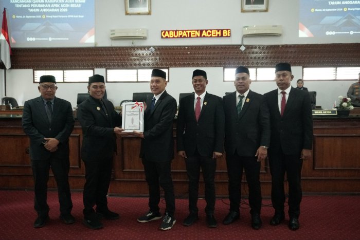 Bupati Aceh Besar H Muharram Idris (Syech Muharram), menyerahkan Pengantar Nota Keuangan dan Rancangan Qanun tentang P-APBK Aceh Besar Tahun Anggaran 2026 kepada Ketua DPRK Aceh Besar Abdul Muchti SIKom, dalam rapat paripurna di Aula Rapat Gedung DPRK Aceh Besar, Kota Jantho, Kamis (24/9/2026). Foto: Dok. MC Aceh Besar