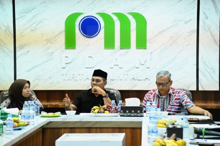 Bupati Aceh Besar, H Muharram Idris sampaikan sambutan dalam pertemuan dengan BPK RI Aceh di Aula Meeting PDAM Tirta Mountala, Gampong Siron, Kecamatan Ingin Jaya, Aceh Besar, Jumat (25/9/2026). Foto: Dok. MC Aceh Besar
