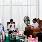Wakil Gubernur Aceh, H. Fadhlullah, didampingi Kadisdik Dayah Aceh, Muhsin, S.Pd.I, M.Pd.I, Kadis Syariat Islam Aceh, Dr. Misran Fuadi, S.Ag, M.AP, dan Karo Adpim Setda Aceh, Akkar Arafat, S.STP, M.Si, menghadiri doa bersama Haul Almh. Ummi Hj. Ainal Mardhiah binti H. Ahmad (Ummi Arongan), di Kompleks Dayah Tauthiatuth Thullab, Gampong Arongan, Kec. Simpang Mamplam, Kab. Bireuen, Sabtu (26/9/2026). Foto: Dok. Biro Adpim Setda Aceh