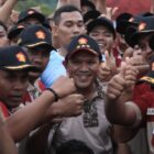 Wakil Gubernur Aceh, H. Fadhlullah, selaku Ketua Dewan Pimpinan Daerah (DPD) Partai Gerindra Aceh saat memberikan semangat kepada peserta pada Upacara Penutupan Kegiatan Pendidikan dan Pelatihan (Diklat) Laskar Gerindra Provinsi Aceh, di Lapangan Jantho Sport Center, Kab. Aceh Besar, Sabtu (26/9/2026). Foto: Dok. Biro Adpim Setda Aceh