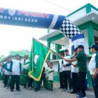 Asisten I Sekdakab Aceh Besar Farhan AP melepas peserta jalan santai Milad ke-17 Ma’had Daarut Tahfizh Al Ikhlas di Komplek Vila Buana, Darul Imarah, Minggu (27/9/2026). Foto: Dok. MC Aceh Besar