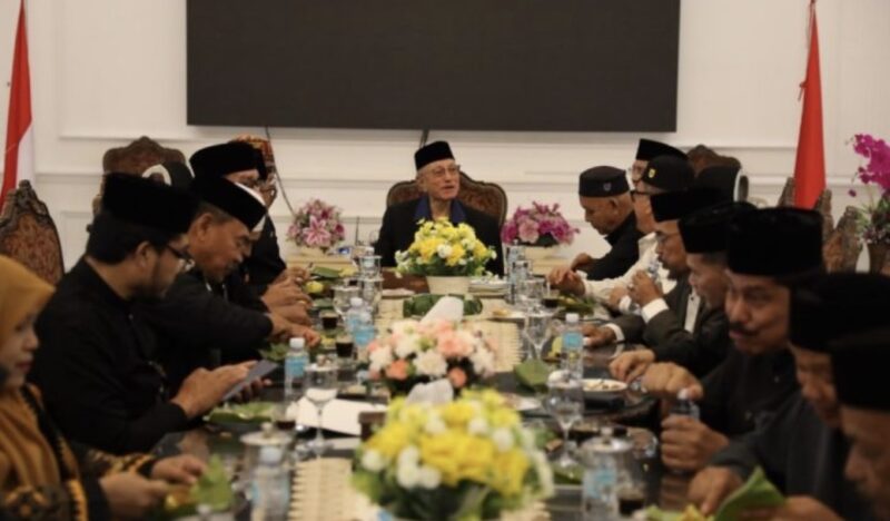 Wali Nanggroe Aceh Paduka Yang Mulia Teungku Malik Mahmud Al-Haythar bersama sejumlah tokoh dan jajaran Lembaga Wali Nanggroe dalam jamuan makan bersama di Meuligoe Wali Nanggroe Aceh, Rabu (30/9/2026). Foto: Dok. Istimewa 