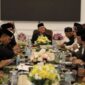 Wali Nanggroe Aceh Paduka Yang Mulia Teungku Malik Mahmud Al-Haythar bersama sejumlah tokoh dan jajaran Lembaga Wali Nanggroe dalam jamuan makan bersama di Meuligoe Wali Nanggroe Aceh, Rabu (30/9/2026). Foto: Dok. Istimewa 