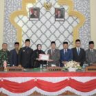 Wali Kota Banda Aceh Illiza Sa’aduddin Djamal menyerahkan dokumen Rancangan Qanun Perubahan APBK Tahun Anggaran 2026 kepada Ketua DPRK Banda Aceh Irwansyah dalam rapat paripurna, Senin (14/9/2026). Foto: Dok. DPRK Banda Aceh