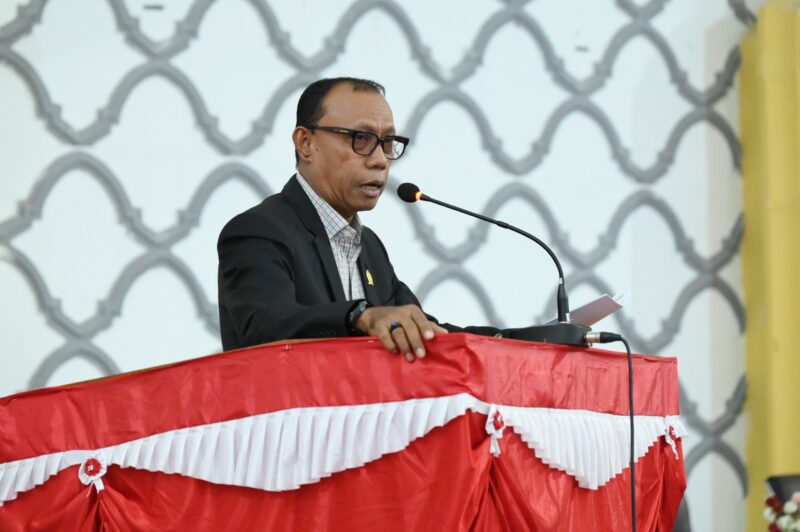 Juru bicara Fraksi Demokrat DPRK Banda Aceh, Aiyub Bukhari, saat menyampaikan pandangan fraksi terhadap Rancangan Qanun Perubahan APBK Banda Aceh Tahun Anggaran 2026 dalam rapat paripurna DPRK Banda Aceh, Selasa (15/9/2026). Foto: Dok, DPRK Banda Aceh