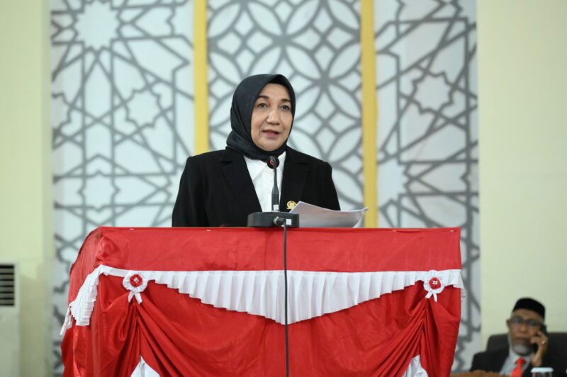 Juru bicara Fraksi Gerindra DPRK Banda Aceh, Mehran Gara R, saat menyampaikan pandangan fraksi terhadap Rancangan Qanun Perubahan APBK Banda Aceh Tahun Anggaran 2026 dalam rapat paripurna DPRK Banda Aceh, Selasa (15/9/2026). Foto: Dok. DPRK Banda Aceh