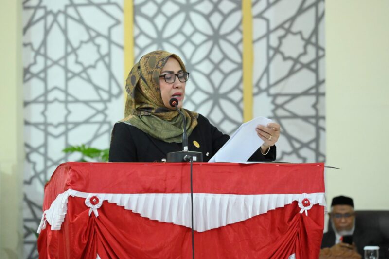 Juru Bicara Fraksi Golkar-PKB-PPP DPRK Banda Aceh, Syarifah Munira, saat menyampaikan pandangan umum fraksi terhadap Rancangan Qanun Perubahan APBK Banda Aceh Tahun Anggaran 2026 dalam rapat paripurna, Selasa (15/9/2026). Foto: Dok. DPRK Banda Aceh