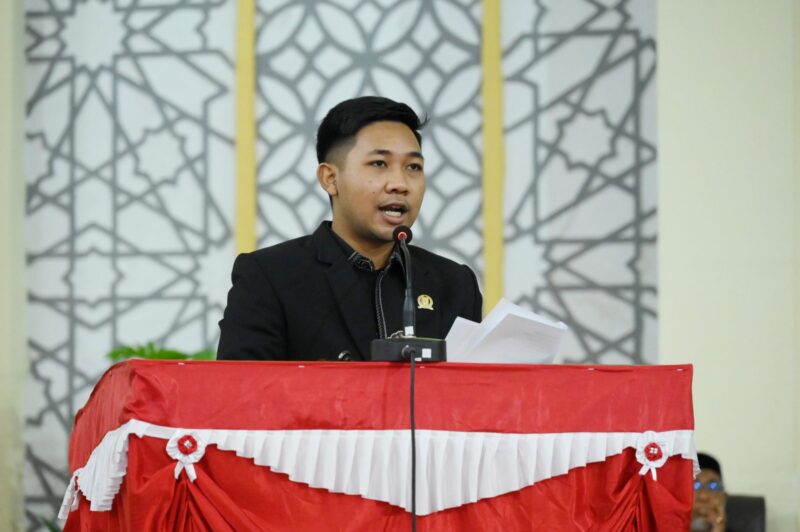 Juru Bicara Fraksi PAN DPRK Banda Aceh, Zidan Al Hafidh, S.Ked., saat membacakan pandangan umum fraksi terhadap Rancangan Qanun Perubahan APBK Banda Aceh Tahun Anggaran 2026 dalam rapat paripurna DPRK Banda Aceh, Selasa (15/9/2026). Foto: Dok. DPRK Banda Aceh