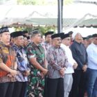 Kapolres Pidie Jaya AKBP Tendri Wardi bersama jajaran Forkopimda dan tamu undangan saat acara penyerahan penghargaan Lomba Desa Merah Putih dan peringatan Maulid Nabi Muhammad SAW 1448 Hijriah di Lapangan Indoor Makodim 0102/Pidie, Minggu (13/9/2026). Foto: Dok. Istimewa 