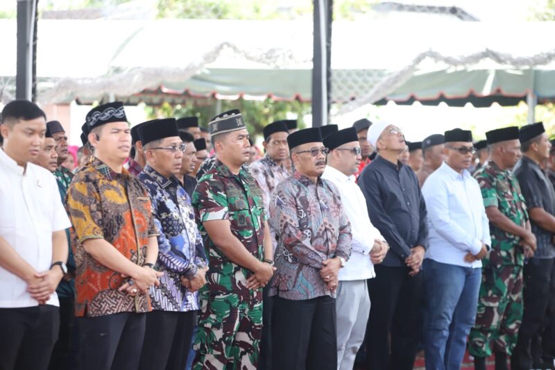 Kapolres Pidie Jaya AKBP Tendri Wardi bersama jajaran Forkopimda dan tamu undangan saat acara penyerahan penghargaan Lomba Desa Merah Putih dan peringatan Maulid Nabi Muhammad SAW 1448 Hijriah di Lapangan Indoor Makodim 0102/Pidie, Minggu (13/9/2026). Foto: Dok. Istimewa 
