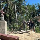Personel TNI, pekerja sipil, dan masyarakat bergotong royong mengerjakan pembangunan Jembatan Gantung Desa Serasah, Kecamatan Simpang Kanan, Aceh Singkil, Selasa (1/9/2026). Foto: Dok. Istimewa