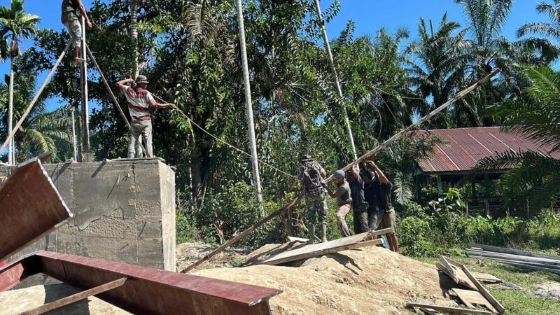 Personel TNI, pekerja sipil, dan masyarakat bergotong royong mengerjakan pembangunan Jembatan Gantung Desa Serasah, Kecamatan Simpang Kanan, Aceh Singkil, Selasa (1/9/2026). Foto: Dok. Istimewa