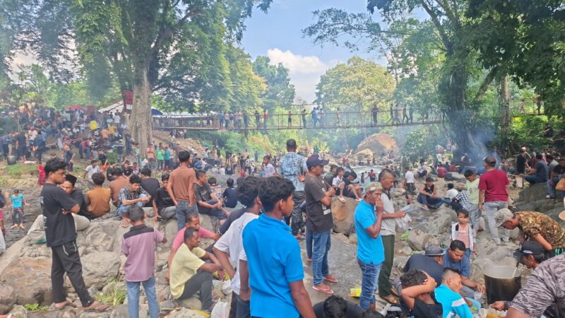 Masyarakat dari berbagai gampong mengikuti Kenduri Krueng Lhok Gob di kawasan Gampong Kumba, Kecamatan Bandar Dua, Pidie Jaya, sebagai bentuk doa bersama, rasa syukur, dan pelestarian tradisi turun-temurun. Foto: Dok. Istimewa 