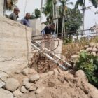 Dandim 0108/Aceh Tenggara Letkol Czi Arya Murdyantoro meninjau langsung pengerjaan pondasi Jembatan Gantung Perintis di Desa Lawe Pinis, Kecamatan Darul Hasanah, Selasa (1/9/2026). Foto: Dok. Istimewa