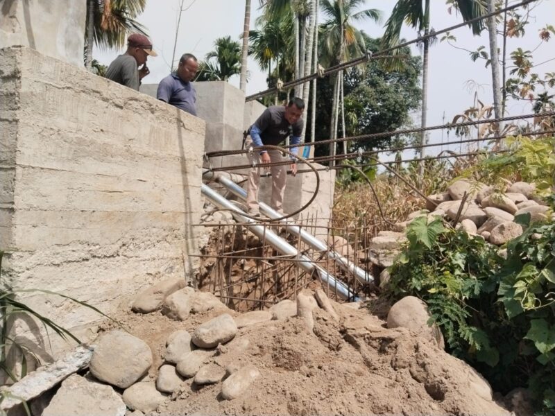 Dandim 0108/Aceh Tenggara Letkol Czi Arya Murdyantoro meninjau langsung pengerjaan pondasi Jembatan Gantung Perintis di Desa Lawe Pinis, Kecamatan Darul Hasanah, Selasa (1/9/2026). Foto: Dok. Istimewa