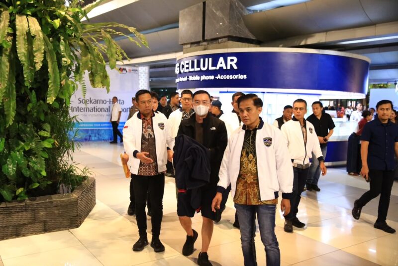 Dittipidsiber Bareskrim Polri membawa tersangka FP yang masuk DPO kasus dugaan perjudian online kembali ke Indonesia setelah ditangkap di Thailand, Jumat (25/9/2026). Foto: Dok. Istimewa 