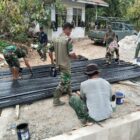 Babinsa dan warga bergotong royong mengerjakan pemasangan rangka besi lantai Jembatan Gantung Perintis di Desa Kuta Ujung, Aceh Tenggara, Selasa (8/9/2026). Foto: Dok. Istimewa