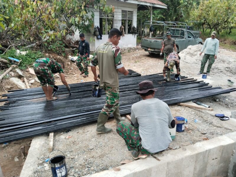 Babinsa dan warga bergotong royong mengerjakan pemasangan rangka besi lantai Jembatan Gantung Perintis di Desa Kuta Ujung, Aceh Tenggara, Selasa (8/9/2026). Foto: Dok. Istimewa 