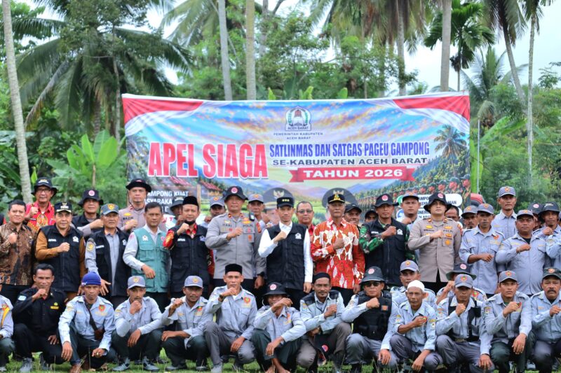 Bupati Aceh Barat Tarmizi bersama unsur Forkopimda, keuchik, tokoh masyarakat, serta anggota Satlinmas dan Satgas Pageu Gampong mengikuti Apel Siaga di Kecamatan Woyla, Kamis (10/9/2026). Foto: Dok. Istimewa 