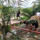 Personel TNI, karyawan sipil, dan masyarakat mengerjakan pembangunan Jembatan Gantung Desa Serasah, Kecamatan Simpang Kanan, Aceh Singkil, yang hingga Senin (14/9/2026) telah mencapai progres 44,35 persen. Foto: Dok. Istimewa