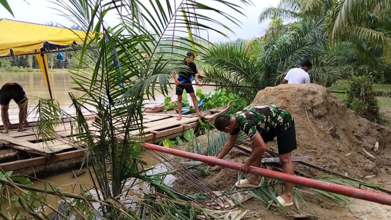 Personel TNI, karyawan sipil, dan masyarakat mengerjakan pembangunan Jembatan Gantung Desa Serasah, Kecamatan Simpang Kanan, Aceh Singkil, yang hingga Senin (14/9/2026) telah mencapai progres 44,35 persen. Foto: Dok. Istimewa 