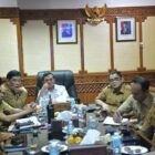 Wakil Gubernur Aceh, H. Fadhlullah, didampingi Plt. Sekda Aceh, Taufik, ST, M.Si, beserta para Asisten Sekda Aceh dan Kepala SKPA/Biro terkait, mengikuti Rakor Pendalaman Mekanisme Kerja Desk Koordinasi dengan Kemenko Polkam RI secara virtual, dari Ruang Rapat Wakil Gubernur Aceh, Banda Aceh, Senin, (14/9/2026). Foto: Dok. Istimewa
