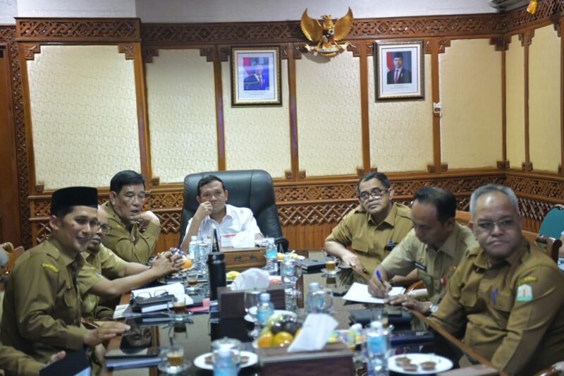 Wakil Gubernur Aceh, H. Fadhlullah, didampingi Plt. Sekda Aceh, Taufik, ST, M.Si, beserta para Asisten Sekda Aceh dan Kepala SKPA/Biro terkait, mengikuti Rakor Pendalaman Mekanisme Kerja Desk Koordinasi dengan Kemenko Polkam RI secara virtual, dari Ruang Rapat Wakil Gubernur Aceh, Banda Aceh, Senin, (14/9/2026). Foto: Dok. Istimewa 