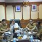 Wakil Gubernur Aceh, H. Fadhlullah, didampingi Plt. Sekda Aceh, Taufik, ST, M.Si, beserta para Asisten Sekda Aceh dan Kepala SKPA/Biro terkait, mengikuti Rakor Pendalaman Mekanisme Kerja Desk Koordinasi dengan Kemenko Polkam RI secara virtual, dari Ruang Rapat Wakil Gubernur Aceh, Banda Aceh, Senin, (14/9/2026). Foto: Dok. Istimewa 