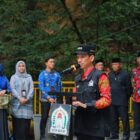 Bupati Aceh Barat Tarmizi, S.P., M.M., memimpin Apel Siaga Satlinmas dan Satgas Pageu Gampong di kompleks Makam Teuku Umar, Desa Mugo Rayeuk, Kecamatan Panton Reu, Kamis (17/9/2026). Foto: Dok. Istimewa