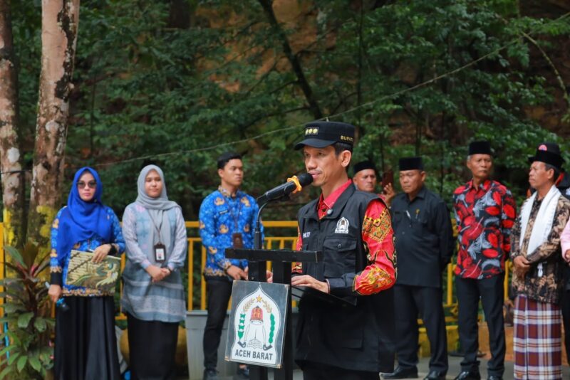 Bupati Aceh Barat Tarmizi, S.P., M.M., memimpin Apel Siaga Satlinmas dan Satgas Pageu Gampong di kompleks Makam Teuku Umar, Desa Mugo Rayeuk, Kecamatan Panton Reu, Kamis (17/9/2026). Foto: Dok. Istimewa 