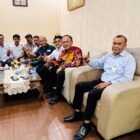 Pengurus SMSI Kabupaten Aceh Besar bersama Pimpinan Bank Aceh Syariah Cabang Jantho, Mursal, usai silaturahmi dan audiensi di Jantho, Rabu (16/9/2026). Foto: Dok. SMSI Aceh Besar