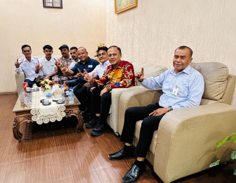 Pengurus SMSI Kabupaten Aceh Besar bersama Pimpinan Bank Aceh Syariah Cabang Jantho, Mursal, usai silaturahmi dan audiensi di Jantho, Rabu (16/9/2026). Foto: Dok. SMSI Aceh Besar
