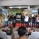 Wali Kota Banda Aceh Illiza Sa’aduddin Djamal bersama para penyelenggara saat menghadiri karya fotografi dalam Pameran “Prahara Pulau Emas” di Museum Tsunami Aceh, Banda Aceh, Senin (3/8/2026). Foto: Dok. Istimewa 