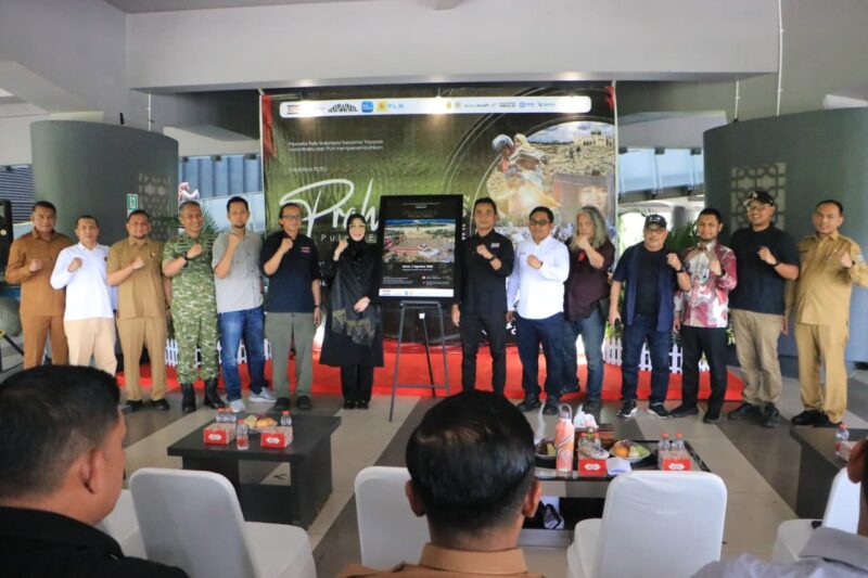 Wali Kota Banda Aceh Illiza Sa’aduddin Djamal bersama para penyelenggara saat menghadiri karya fotografi dalam Pameran “Prahara Pulau Emas” di Museum Tsunami Aceh, Banda Aceh, Senin (3/8/2026). Foto: Dok. Istimewa 
