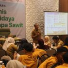 Plt. Kepala Distanbun Aceh, Azanuddin Kurnia, menyampaikan materi pada Pelatihan Teknis Budidaya Kelapa Sawit bagi pekebun asal Aceh Timur di Banda Aceh. Foto: Dok. Istimewa