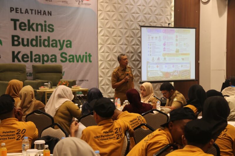 Plt. Kepala Distanbun Aceh, Azanuddin Kurnia, menyampaikan materi pada Pelatihan Teknis Budidaya Kelapa Sawit bagi pekebun asal Aceh Timur di Banda Aceh. Foto: Dok. Istimewa 